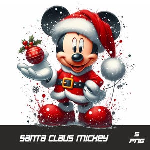 Pode incluir: Mickey Mouse vestido de Papai Noel, usando um traje de Papai Noel vermelho e branco com guarnição de pele branca, segurando um enfeite de Natal vermelho e dourado. Ele usa um chapéu de Papai Noel vermelho com um pompom branco no topo. O fundo é um efeito de respingo de aquarela branca.
