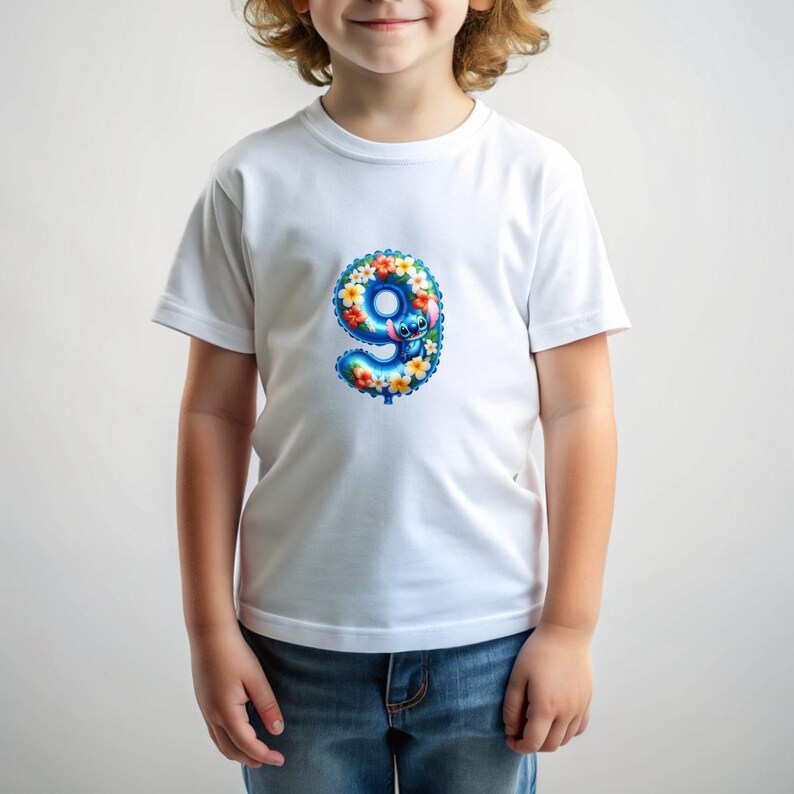 Puede incluir: Camiseta blanca con un globo azul en forma de n&uacute;mero nueve decorado con flores y un personaje de dibujos animados. El n&uacute;mero nueve est&aacute; rodeado de flores y el personaje de dibujos animados est&aacute; dentro del globo.