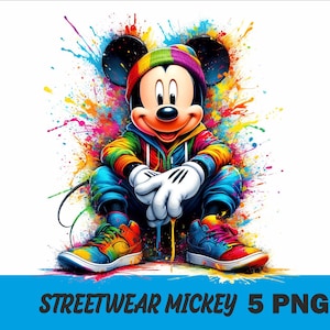 Puede incluir: Una ilustración colorida de Mickey Mouse con una sudadera con capucha arcoíris y zapatillas. Está sentado con las manos en el regazo, rodeado de salpicaduras de pintura de colores.