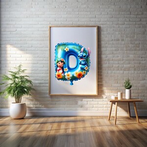 Puede incluir: Un globo azul con forma de la letra D con un dise&ntilde;o floral y los personajes de Stitch y Lilo de la pel&iacute;cula de Disney Lilo & Stitch.