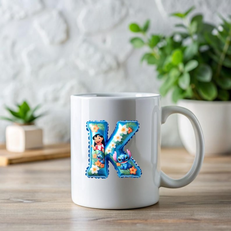 Puede incluir: Taza de cer&aacute;mica blanca con una letra K de globo azul y blanco con Stitch y Lilo de Lilo & Stitch de Disney. La letra est&aacute; decorada con flores tropicales.