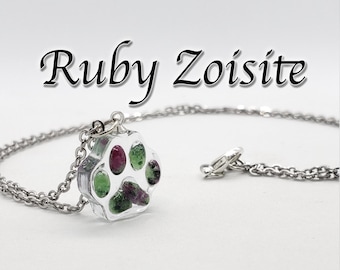 Collar con garra de cristal de zoisita y rubí