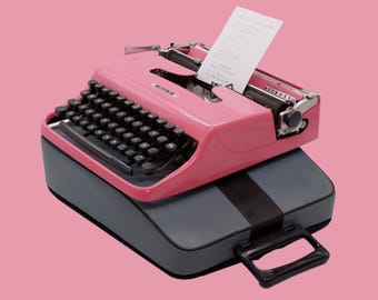 1950 Olivetti Pluma/Lettera 22 Pink (Original Paint) Typewriter + Case | Super Rare | Great Condition | QWERTY Keyboard | Elite Pica Font