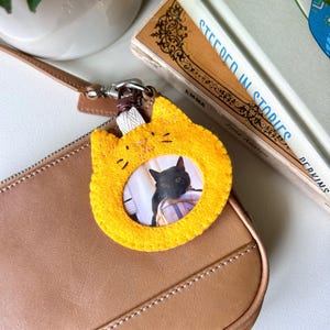 Portachiavi con cornice in feltro, ciondolo per borsa in feltro fatto a mano a forma di gatto o anatra, regalo personalizzato per gli amanti dei gatti, grazioso accessorio per borsa, portachiavi con foto