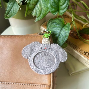 Portachiavi con cornice in feltro, ciondolo per borsa in feltro fatto a mano a forma di cane, regalo personalizzato per gli amanti dei cani, grazioso accessorio per borsa, portachiavi con foto di animali domestici