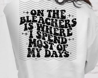 Puede incluir: Sudadera blanca con texto negro que dice "On the bleachers is where I spend most of my days".