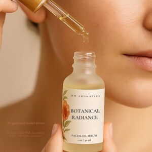 Op de afbeelding: Een matglazen flesje Botanical Radiance gezichtsolie serum met een druppelaar die het product afgeeft. Het etiket toont een bloemenontwerp en de tekst "HM Aromatics". De fles bevat 30 ml serum.