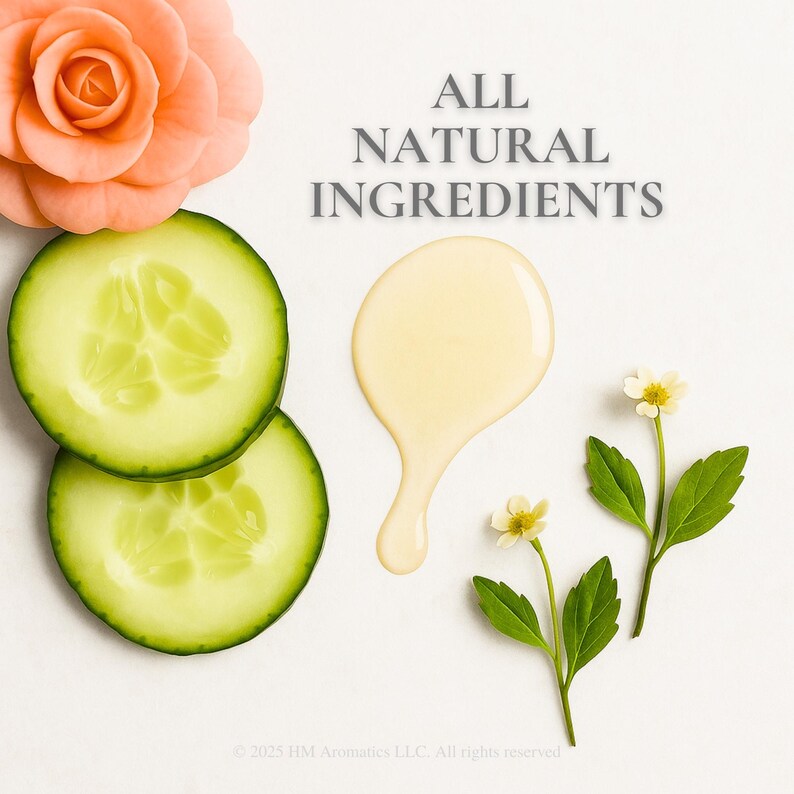 Op de afbeelding: Een compositie met verse komkommerschijfjes, een perzikroze roos, een gouden vloeistof en kleine witte bloemen met groene bladeren. De tekst "ALL NATURAL INGREDIENTS" wordt boven de vloeistof weergegeven.