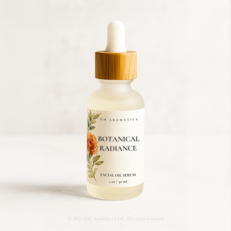 Op de afbeelding: Een matglazen flesje gezichtsolieserum met een bamboe dop en druppelaar. Het etiket luidt "BOTANICAL RADIANCE FACIAL OIL SERUM 30 ml" met een bloemenontwerp. De fles staat op een witte achtergrond.