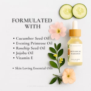 Op de afbeelding: Een klein glazen flesje "Botanical Radiance" gezichtsolieserum met een bamboe dop, naast komkommerschijfjes, bloemen en bladeren. Het etiket vermeldt ingredi&euml;nten zoals komkommerzadenolie en vitamine E.