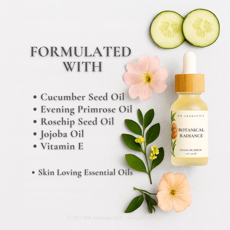 Op de afbeelding: Een klein glazen flesje "Botanical Radiance" gezichtsolieserum met een bamboe dop, naast komkommerschijfjes, bloemen en bladeren. Het etiket vermeldt ingredi&euml;nten zoals komkommerzadenolie en vitamine E.