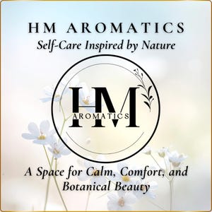 Op de afbeelding: Een advertentie voor HM Aromatics, met een logo in een cirkel, omringd door witte bloemen. De tekst luidt "HM Aromatics, Zelfzorg ge&iuml;nspireerd door de natuur, Een ruimte voor rust, comfort en botanische schoonheid."