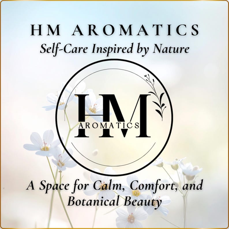 Op de afbeelding: Een advertentie voor HM Aromatics, met een logo in een cirkel, omringd door witte bloemen. De tekst luidt "HM Aromatics, Zelfzorg ge&iuml;nspireerd door de natuur, Een ruimte voor rust, comfort en botanische schoonheid."