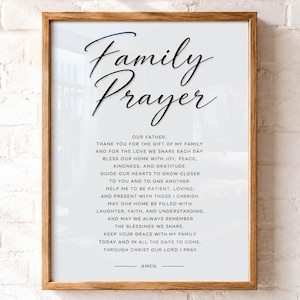 Può includere: Una stampa artistica da parete rettangolare in una cornice di legno marrone con il testo Family Prayer in un grande carattere corsivo nero in alto, seguito da una preghiera in un carattere nero sans-serif più piccolo, che termina con Amen in basso.
