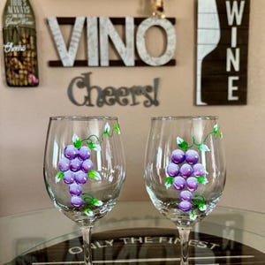 Set of 2 Handpainted Grapevine Wine Glasses   FREE SHIPPING