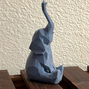 Elefante seduto low-poly