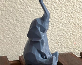 Elefante seduto low-poly