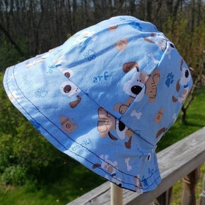 Reversible cotton bucket hat with paws and puppy dogs