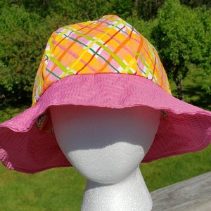 Reversible cotton bucket hat with bright geometric shapes in pinks and oranges