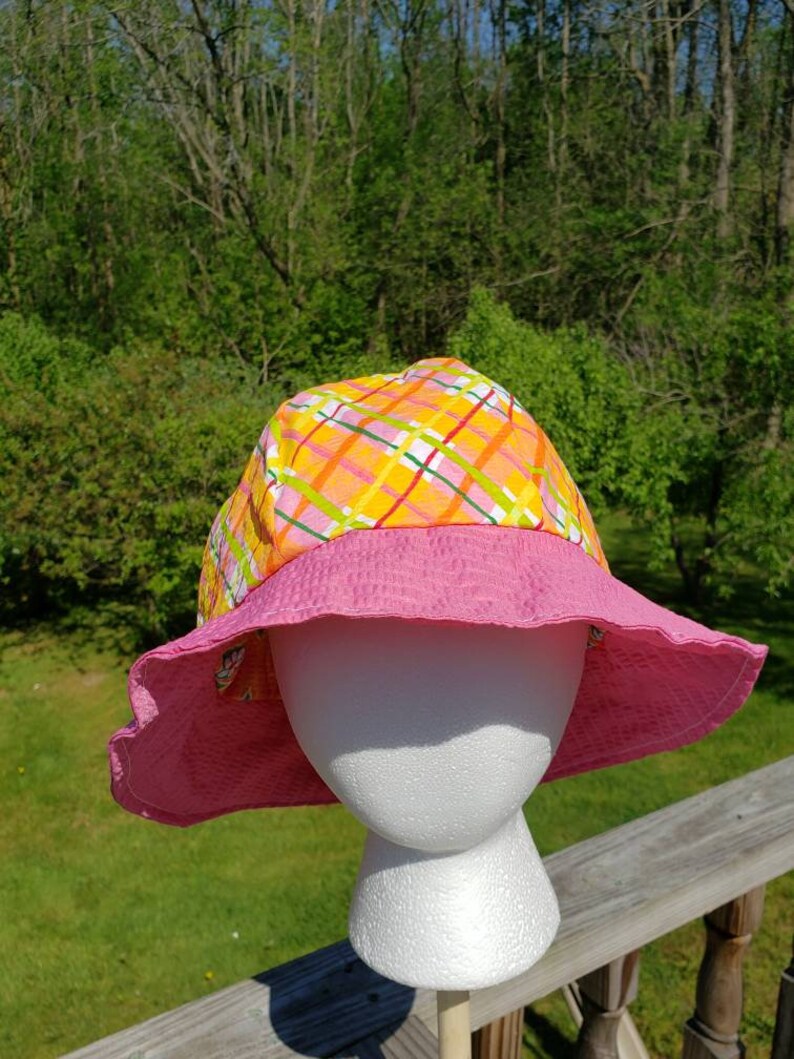 Reversible cotton bucket hat with bright geometric shapes in pinks and oranges