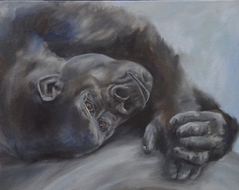Puede incluir: Una pintura de cerca de un gorila acostado de lado con la cabeza apoyada en el brazo. El pelaje del gorila es negro y sus ojos están cerrados. El fondo es azul claro.
