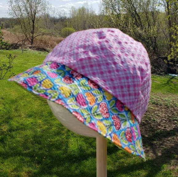 Reversible cotton bucket hat with bright geometric shapes in pinks and oranges