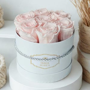 Konservierte Rosen - 7 hellrosa Blüten in weißer Box, Rosen bleiben jahrelang frisch, schönes Wohndekor, errötendes Blumendekor, Geschenk für Frauen