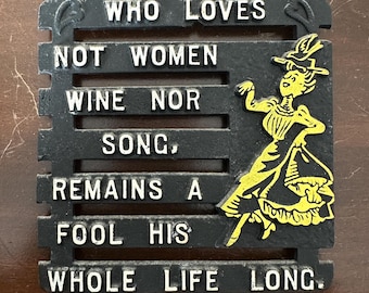 Salvamanteles de metal negro de aluminio fundido pintado estilo vintage estadounidense con diseño humorístico de mujeres y vino, 4x4