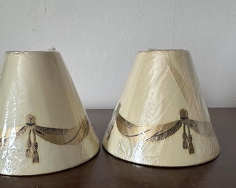 Par vintage mid-century guld metallic målade band metall lampskärmar i originalförpackning