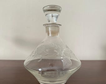 Vintage glazen cognackaraf met geëtste bloemen