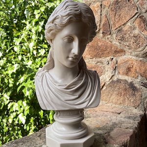 Busto de Julia Claudia en mármol moldeado