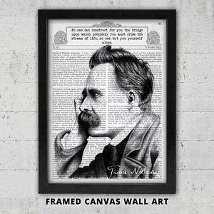 Puede incluir: Arte mural en lienzo enmarcado en blanco y negro que presenta a Friedrich Nietzsche. La imagen est&aacute; sobre un fondo de peri&oacute;dico e incluye una cita de Nietzsche. La obra de arte est&aacute; dentro de un marco negro.