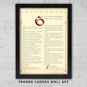 Op de afbeelding: Ingelijste canvas wandkunst met de tekst van Desiderata, een gedicht over hoe je een gelukkig leven kunt leiden. Het kunstwerk heeft een vintage esthetiek met een zwart frame en een verouderde papieruitstraling. De tekst is in een schreefletter.