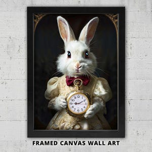 Op de afbeelding: Een ingelijste canvas wanddecoratie met een witte konijn in een crèmekleurige jurk en een donkerrode vlinderdas. Het konijn houdt een gouden zakhorloge vast met een witte wijzerplaat en zwarte cijfers. Het portret zit in een donkere lijst.
