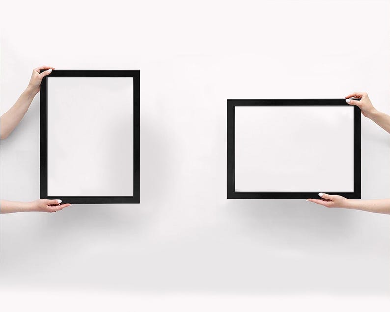 Puede incluir: Dos marcos negros con interiores blancos se sostienen sobre un fondo blanco. Un marco es vertical, el otro es horizontal. Los marcos son rectangulares y tienen un dise&ntilde;o simple y moderno.