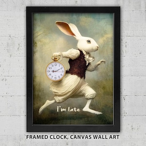 Könnte beinhalten: Ein gerahmtes Leinwandbild, das einen weißen Hasen in einer dunkelbraunen Weste und einem weißen Hemd zeigt, der rennt und eine goldene Taschenuhr hält. Der Text "I'm late" ist unten in Weiß gedruckt. Das Bild befindet sich in einem schwarzen Rahmen.
