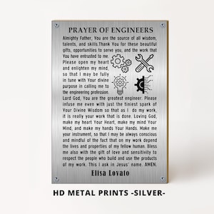 Può includere: Targa in metallo argentato con il testo "PRAYER OF ENGINEERS" e una preghiera. La targa presenta icone di ingegneria e il nome "Elisa Lovato". Le parole "HD METAL PRINTS -SILVER-" sono in basso.