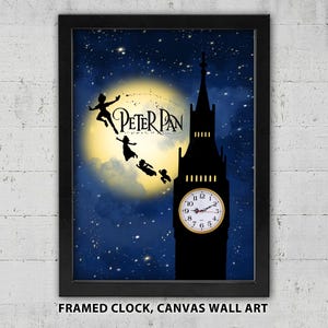 Pode incluir: Arte de parede emoldurada com uma silhueta de Peter Pan e as crianças Darling voando em frente a uma lua cheia e a torre do relógio Big Ben. O relógio mostra as 7:10. As palavras "Peter Pan" estão escritas na lua.