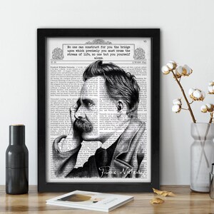 Puede incluir: Impresi&oacute;n enmarcada en negro con un retrato de Friedrich Nietzsche, con texto de sus escritos. La imagen es en blanco y negro, con el retrato superpuesto a un fondo de estilo peri&oacute;dico. La cita dice: "Nadie puede construir para ti el puente sobre el cual precisamente debes cruzar el r&iacute;o de la vida, nadie m&aacute;s que t&uacute; solo."