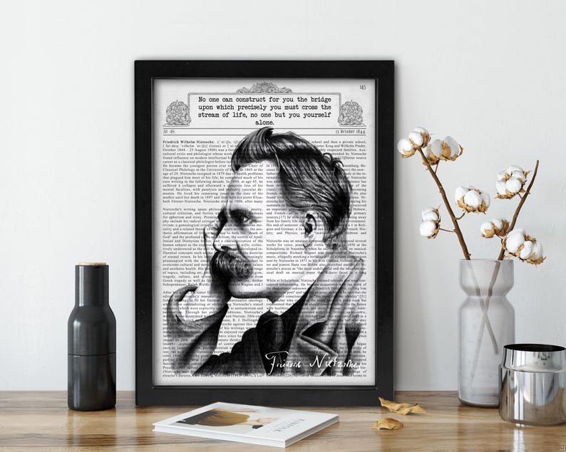Puede incluir: Impresi&oacute;n enmarcada en negro con un retrato de Friedrich Nietzsche, con texto de sus escritos. La imagen es en blanco y negro, con el retrato superpuesto a un fondo de estilo peri&oacute;dico. La cita dice: "Nadie puede construir para ti el puente sobre el cual precisamente debes cruzar el r&iacute;o de la vida, nadie m&aacute;s que t&uacute; solo."
