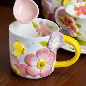 Tazza in ceramica con fiore 3D e manico giallo – Tazza da caffè a farfalla fatta a mano da 500 ml – Grazioso regalo primaverile per lei, lavabile in lavastoviglie