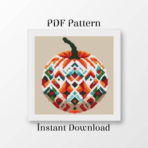 Könnte beinhalten: Ein Kreuzstichmuster mit einem Kürbis mit geometrischem Design in Orange-, Rot-, Türkis- und Dunkelgrüntönen auf beigem Hintergrund. Der Text "PDF Pattern" steht oben und "Instant Download" befindet sich unten im Bild.