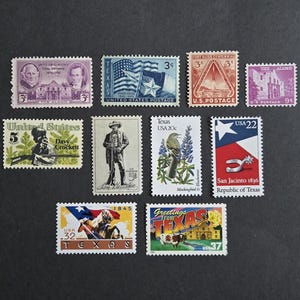 Può includere: Una collezione di francobolli vintage a tema Texas. I francobolli raffigurano personaggi storici, l'Alamo, la bandiera del Texas e la battaglia di San Jacinto. I colori includono rosso, blu, verde e viola.