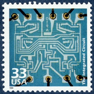Könnte beinhalten: Eine blaue und weiße 33-Cent-US-Briefmarke mit einer Nahaufnahme einer integrierten Schaltung. Die Marke stammt aus dem Jahr 1999 und trägt den Text "The Integrated Circuit" auf der rechten Seite.