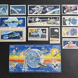 Può includere: Una collezione di francobolli vintage statunitensi con temi di esplorazione spaziale. I francobolli raffigurano razzi, astronauti, l'allunaggio e veicoli spaziali. I francobolli sono in varie denominazioni, tra cui 10c e 15c, e presentano testi come "Apollo Soyuz 1975".