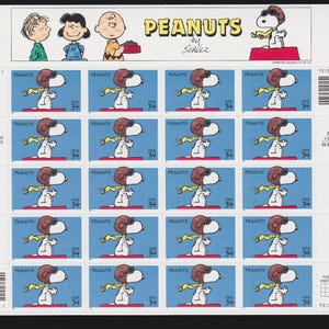 Puede incluir: Una hoja de 20 sellos postales de EE. UU. con una imagen de dibujos animados de Snoopy vestido de piloto. Los sellos son azules con un borde rojo y el texto "PEANUTS" y "USA 34" impreso en cada sello. La hoja también presenta una pequeña imagen de Snoopy, Charlie Brown y Lucy de la tira cómica de Peanuts.