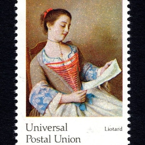 Puede incluir: Un sello postal estadounidense vintage de 10 centavos que conmemora el 100 aniversario de la Unión Postal Universal. El sello presenta una pintura de una mujer con un vestido marrón y un corpiño rojo y blanco, leyendo una carta. El texto "Universal Postal Union 1874-1974" y "Liotard 10c US" está impreso en el sello.