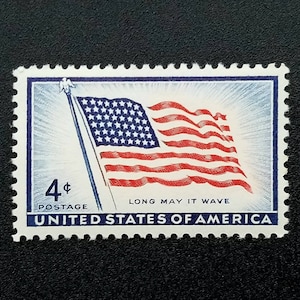 Può includere: Un francobollo americano vintage da 4 centesimi che mostra una bandiera americana che sventola al vento con il testo "Long May It Wave" e "United States of America".