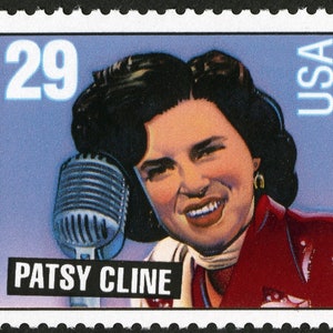 Op de afbeelding: Een vintage Amerikaanse postzegel met een portret van Patsy Cline, een country- en westernzangeres. De zegel is blauw en wit met de tekst "29", "Patsy Cline", "USA" en "COUNTRY & WESTERN SINGER, 1932-1963".