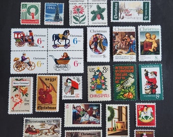 Puede incluir: Una colección de sellos de Navidad vintage con varios temas navideños, incluyendo un tren, un carruaje tirado por caballos, un árbol de Navidad, una escena de la Natividad y un Papá Noel. Los sellos son de diferentes años y tienen diferentes denominaciones.